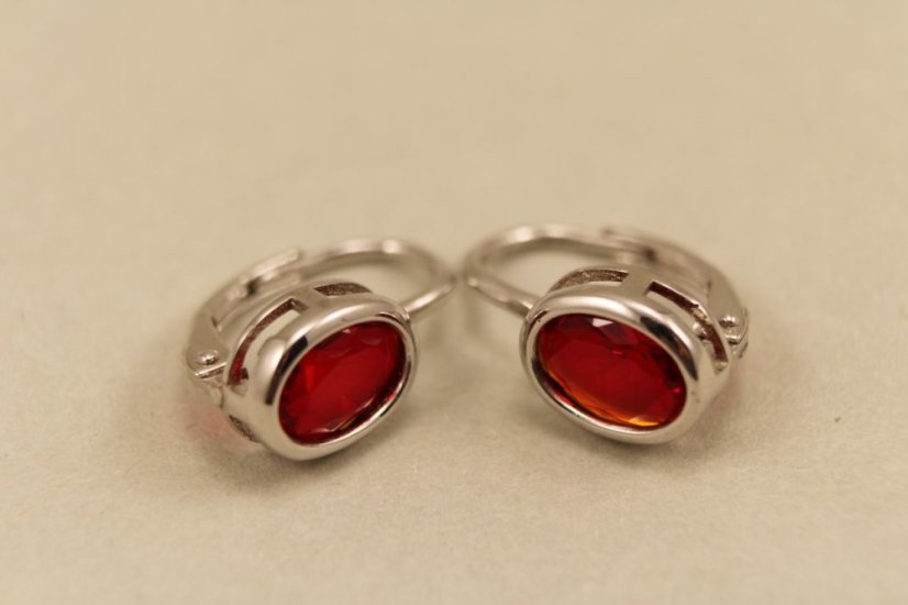 Náušnice- červený zirkón-klasické zapínanie- striebro