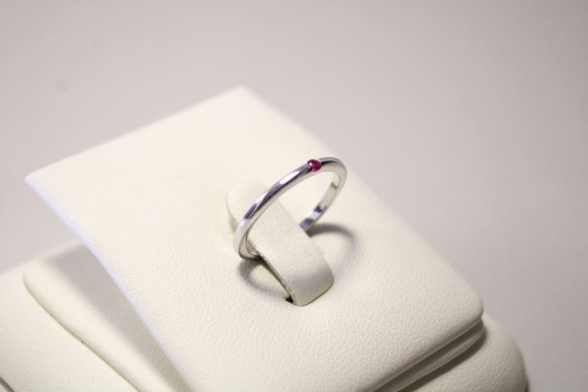 Strieborný minimalistický prsteň, sýto rúžový zirkón, rhodium, veľkosť 48, 1,12 g, 925/1000