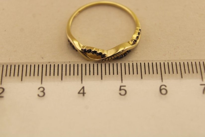 Prsteň- pletený vzor- čierne diamanty- žlté zlato- 14 karátov