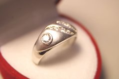 Zlatý prsteň, matné biele zlato, číre okruhle zirkóny, veľkosť 52, 3,23 g, 14 karátov, 585/1000