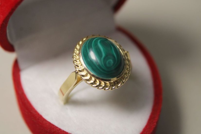 Zlatý prsteň s prírodným kameňom malachit, žlté zlato, veľkosť 53, 5,02 g, 14K 585/1000