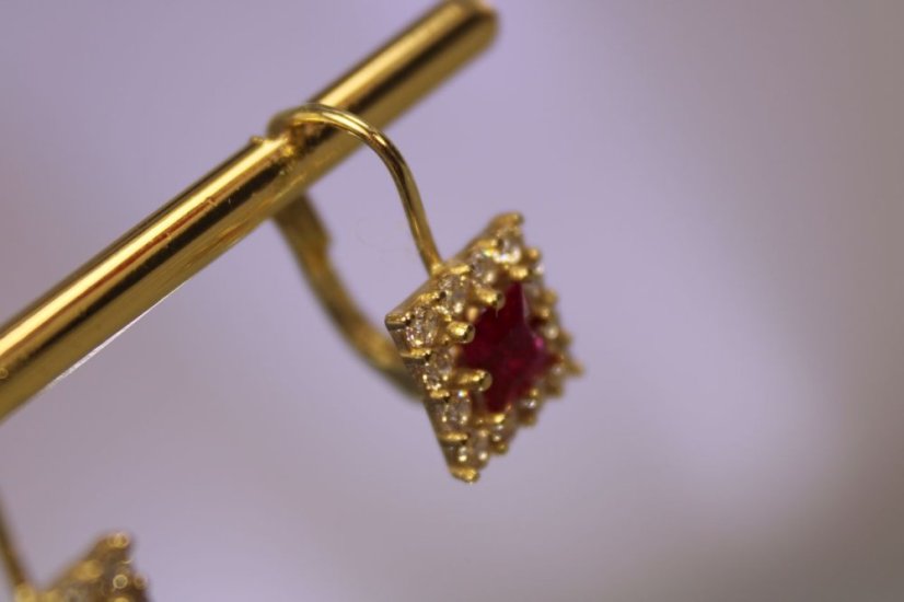 Naušnice patentové- žlté zlato- červený kameň- 14 karátov