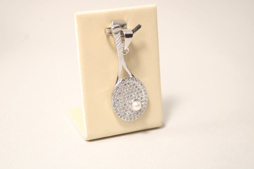 Strieborný prívesok tenisová raketa s bielou perličkou a čírymi zirkónmi, rhodium, 1,98 g, 925/1000