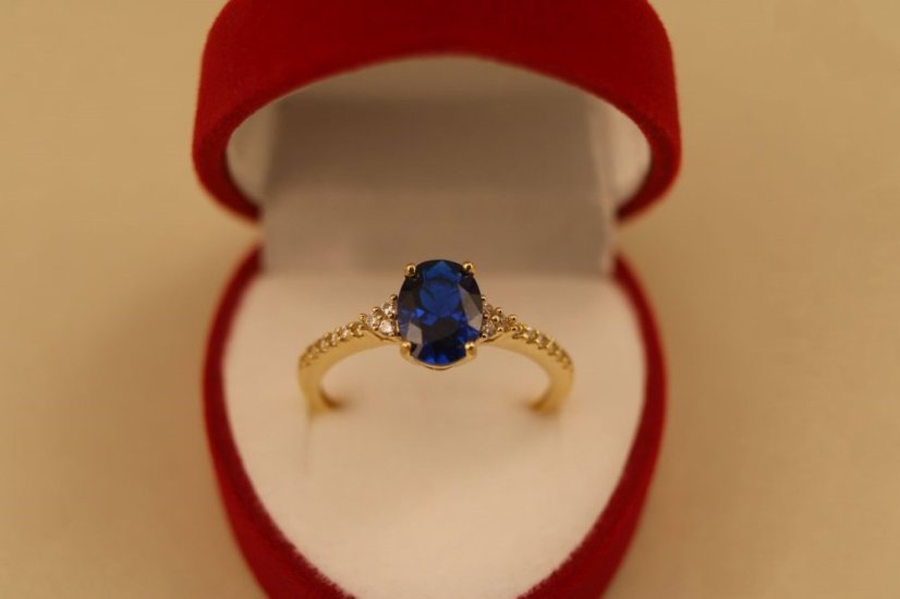 Prsteň- modrý kameň- číre zirkóny- žlté zlato- 14 karátov