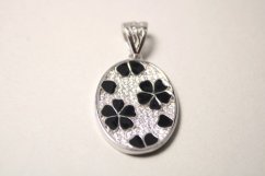 Strieborný prívesok ovál s kvetmi , čierny smalt a číre zirkóny, rhodium, 4,57 g, 925/1000