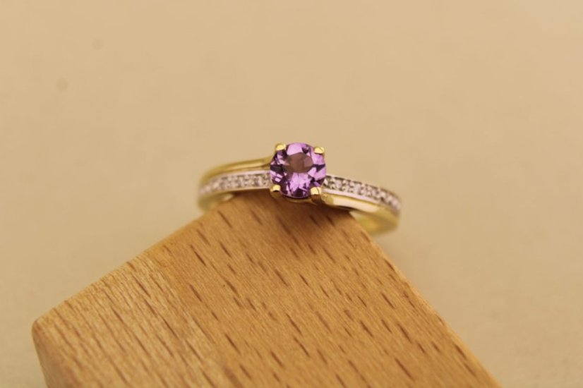 Prsteň- diamanty- ametyst- kombinované zlato- 14 karátov