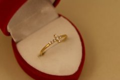 Prsteň s krížikom - číre zirkóny - žlté zlato - 14 karátov