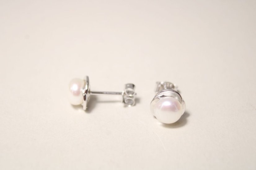Strieborné napichovacie náušnice s perlami, rhodium, 1,57 g, 925/1000