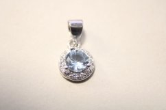 Strieborný okrúhly prívesok s belasomodrým kameňom, číre zirkóny, rhodium, 0,89 g, 925/1000