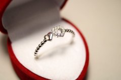 Strieborný prsteň dva spojené srdiečka s čírymi zirkónmi, rhódium, veľkosť 58, 1,57g, 925/1000