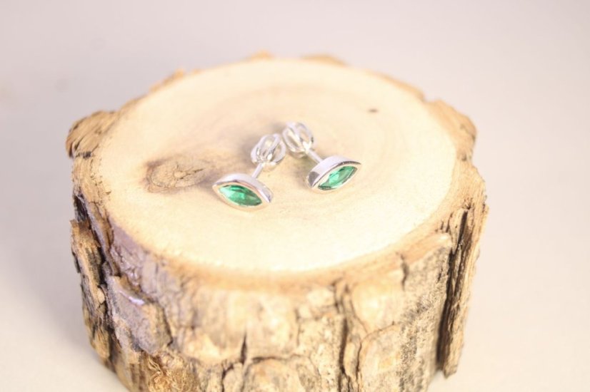 Moderné náušnice so zeleným zirkónom, rhodium, šrúbky, 1,11 g, 925/1000
