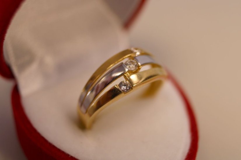 Kombinovaný zlatý prsteň, viacfarebné zlato, zirkóny, veľkosť 55, 2,69 g , 14k, 585/1000 - Materiál: Zlato, Farba zlata: Viacfarebné zlato, Druh kameňa: ZIRKÓN, Farba kameňa: Číry, Veľkosť prsteňa: 55, Váha (g): 2,69, Rýdzosť: 14 karátov 585/1000