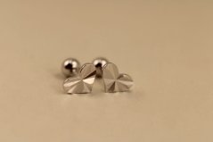 Náušnice- srdiečka- fazetový povrch- šrúbky- rhódiované striebro
