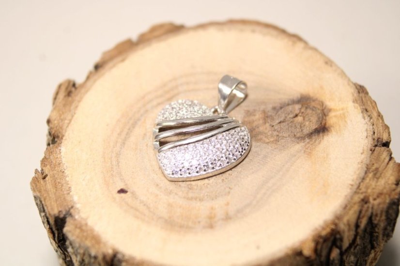 Prívesok srdiečko z rhodiovaného striebra s čírymi zirkónmi, 1,56 g, 925/1000 - Materiál: Rhodiované striebro, Druh kameňa: ZIRKÓN, Farba kameňa: Číry, Váha (g): 1,56, Rýdzosť: STRIEBRO 925/1000