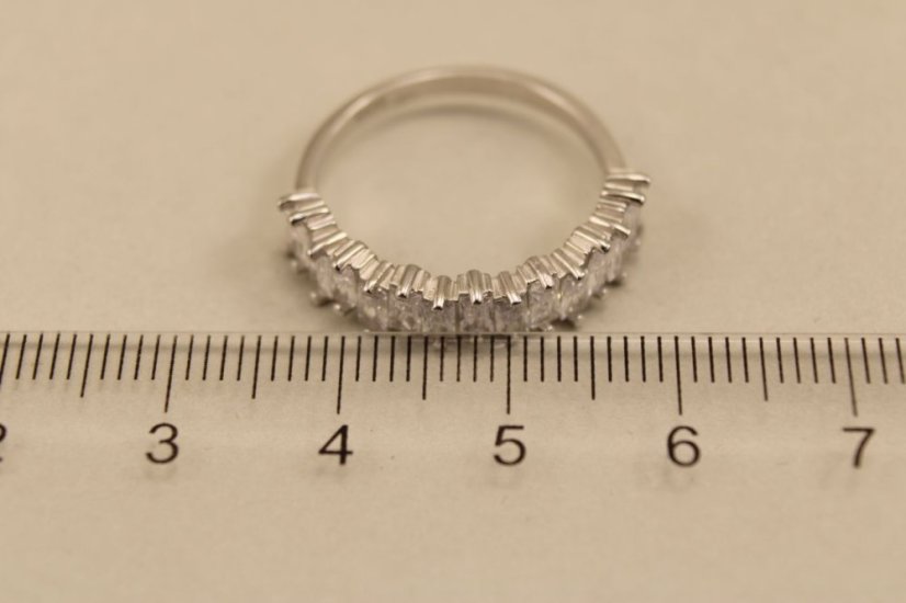 Strieborný prsteň číre obdĺžnikové zirkóny, ródium, veľkosť 56, 2,78g 925/1000
