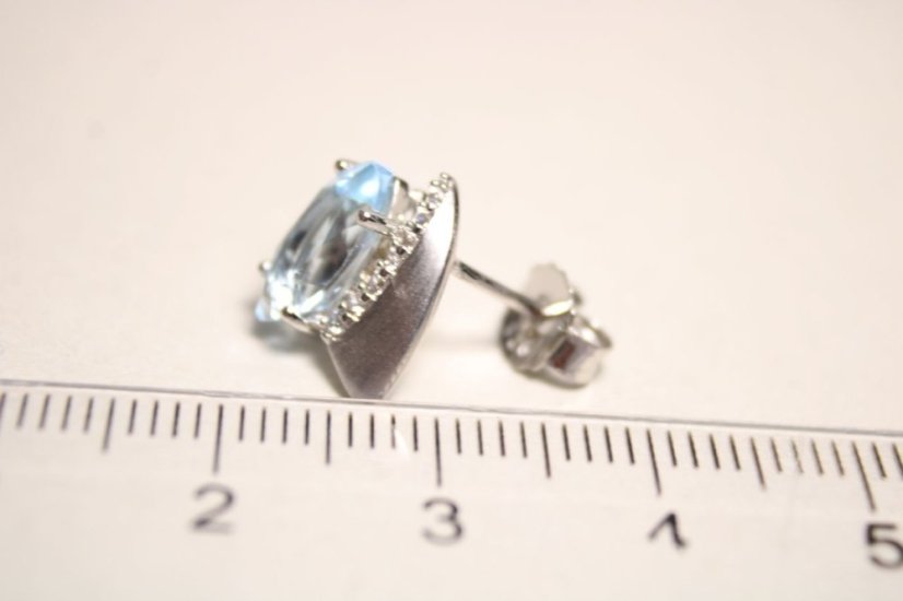 Strieborné naušnice s modrým topásom a zirkónmi, puzetové zapínanie, rhódium, 2,42g, 925/1000