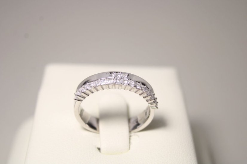 Dámsky strieborný prsteň s hladkou obručou a čírymi zirkónmi, rhodium, veľkosť 56, 3,43 g, 925/1000