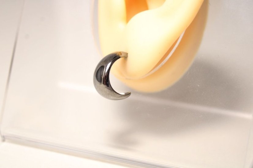 Moderné čierne strieborné náušnice zahnuté kvapky, puzetky, 3,00 g, 925/1000 - Materiál: Rhodiované striebro, Váha (g): 3,00, Rýdzosť: STRIEBRO 925/1000