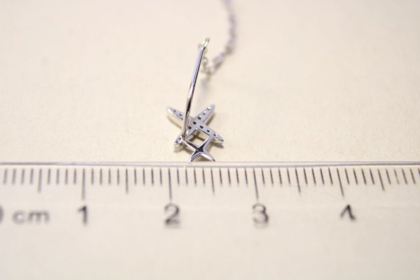 Strieborné jemné náušnice s čírymi kamienkami zirkóna, rhódium, prevliekacie, 0,93g, 925/1000