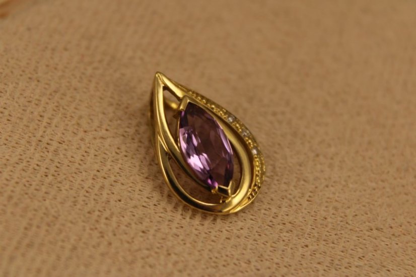 Prívesok-Ametyst-diamanty-PK/W-slzičkový tvar-žlté zlato-14 karátov