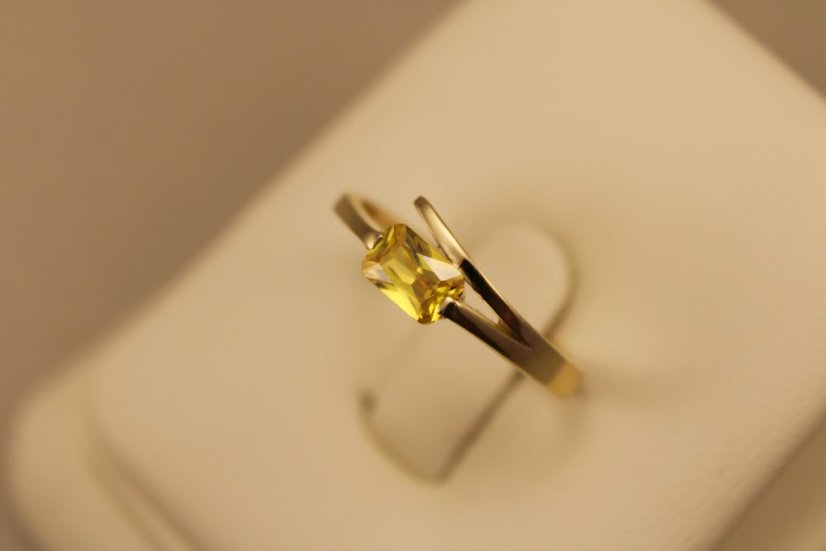 Zlatý prsteň, žlté zlato, žltý obdĺžnikový zirkón, veľkosť 55, 2,35g 14k 585/1000