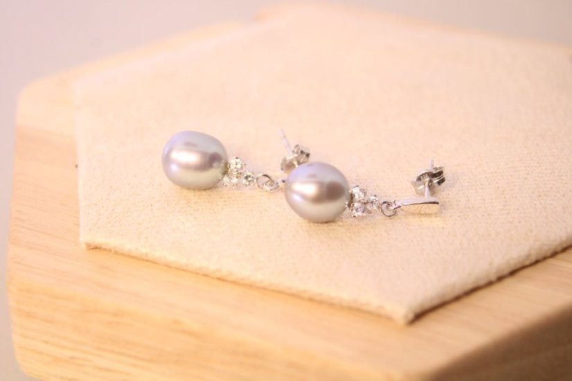 Náušnice- číre zirkóny- sivá perla- puzetky- biele zlato