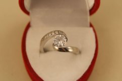 Prsteň - vlnitý dizaj - číre zirkóny - rhodium - striebro