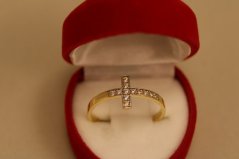 Prsteň - kríž vykladaný zirkónmi - viacfarebné zlato - 14K