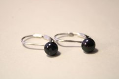 Strieborné náušnice s fialovou perlou, klasické zapínanie, rhodium, 1,05 g, 925/1000