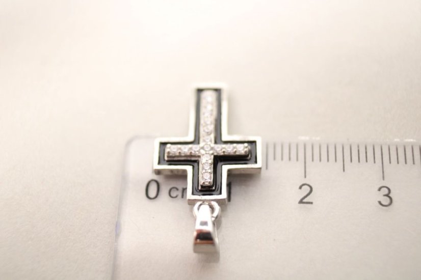 Trblietavý strieborný prívesok kríž s čírymi zirkónmi a čiernym smaltom, rhodium, 1,89 g, 925/1000