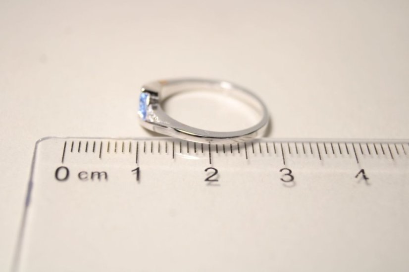 Strieborný rhódiovaný prsteň v tvare vlnky modrý kameň a číre zirkóny, veľkosť 47, 1,56g, 925/1000