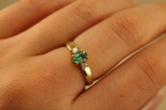 Prsteň- smaragd 0,40 ct- diamanty 0,08ct- žlté zlato- 14 karátov