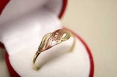 Zlatý viacfarebný prsteň ozdobený jemným gravírom, veľkosť 64, 1,52g,14 karátov, 585/1000