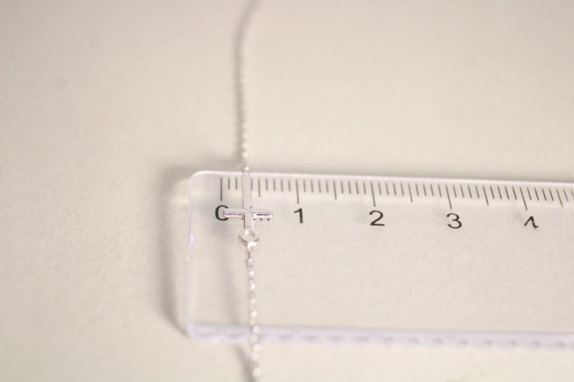 Náramok v bielom zlate s 3D krížikom, 17-18 cm, 0,90 g, 14 karátov 585/1000 - Farba zlata: Biela, Dĺžka náramku (cm): 17 + 1, Váha (g): 0,90, Rýdzosť: 14 karátov 585/1000