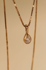 Celebritka s príveskom- slzička- číry zirkón- rúžové zlato-14 karátov