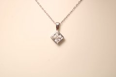 Celebritka- štvorcový prívesok-číry zirkón-rhodium-striebro