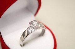 Zlatý prsteň s centrálnym štvorcovým zirkónom,biele zlato, veľkosť 57,3,03g, 14 karátov, 585/1000