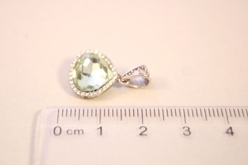 Strieborný prívesok so svetlozeleným zirkónom v tvare kvapky, rhodiované striebro, 1,94 g, 925/1000