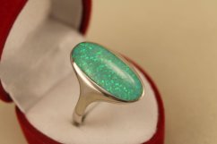 Prsteň - zelený opál - rhodiované striebro