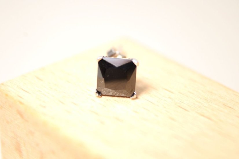 Strieborná single náušnica s čiernym zirkónom, 0,68 g, 925/1000