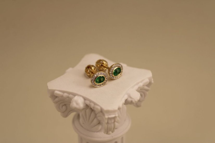 Smaragdové - diamantové náušnice - žlté zlato - diamanty 0,09 ct - šrúbky - 14K
