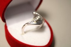 Elegantný strieborný prsteň s čírymi zirkónmi, rhódium, veľkosť 52, 2,26g, 925/1000