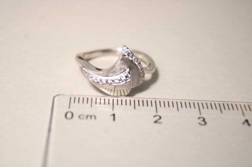 Elegantný strieborný prsteň s čírymi zirkónmi, rhódium, veľkosť 52, 2,26g, 925/1000 - Materiál: Rhodiované striebro, Druh kameňa: ZIRKÓN, Farba kameňa: Číry, Veľkosť prsteňa: 52, Váha (g): 2,26, Rýdzosť: STRIEBRO 925/1000