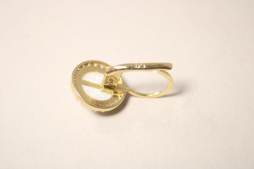 Zlaté náušnice s bielym opálom, žlté zlato, patent, číre zirkóny, 2,84 g, 14 karátov, 585/1000