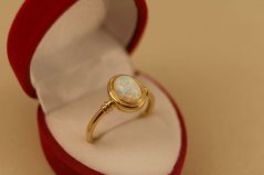 Prsteň- biely opál-žlté zlato-14 karátov