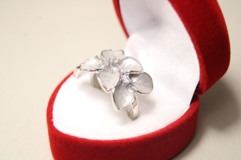 Rozkvitnutý strieborný prsteň s čírymi zirkónmi, sivý smalt, rhodium, veľkosť 49, 4,95 g, 925/1000 - Materiál: Rhodiované striebro, Druh kameňa: Zirkóny/smalt, Farba kameňa: Číry/sivý, Veľkosť prsteňa: 49, Váha (g): 4,71, Rýdzosť: STRIEBRO 925/1000
