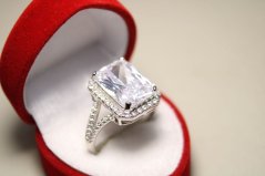 Prsteň-číry kameň-číre zirkóny-rhodium-striebro