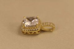 Prívesok- štvorcový centrálny kameň- zirkóny- pozlátené striebro