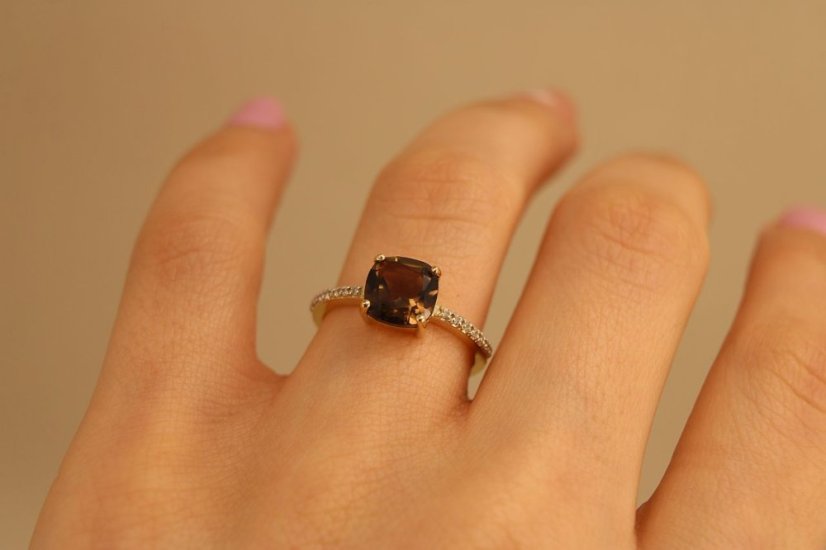 Prsteň - dýmový kremeň "smoky quartz" 2,00 ct - diamanty 0,07 ct SI2-H - žlté zlato - 14K
