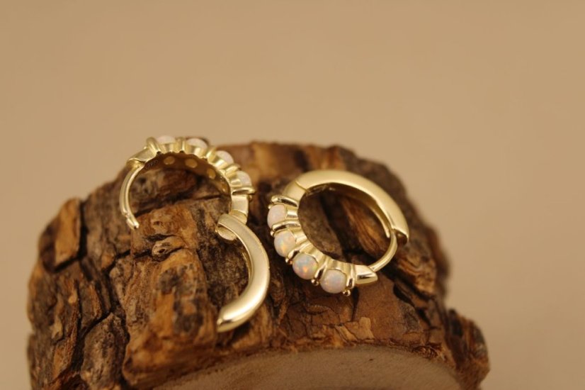 Náušnice- kruhy- biely opál- zacvakávacie- pozlátené striebro